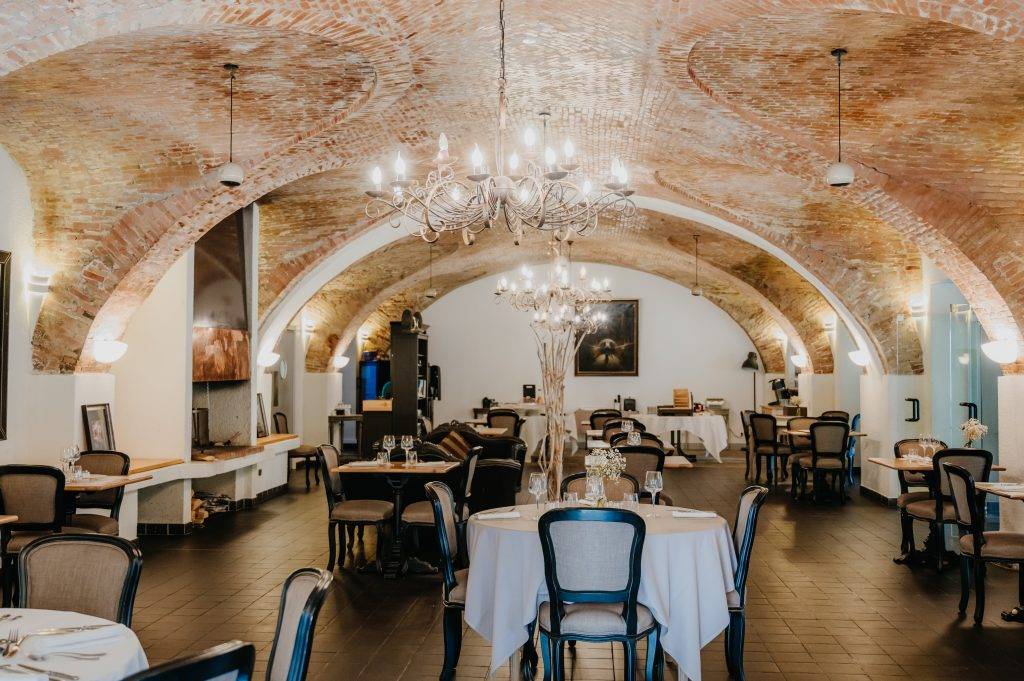 Salle de restaurant de la Robéyère à Embrun